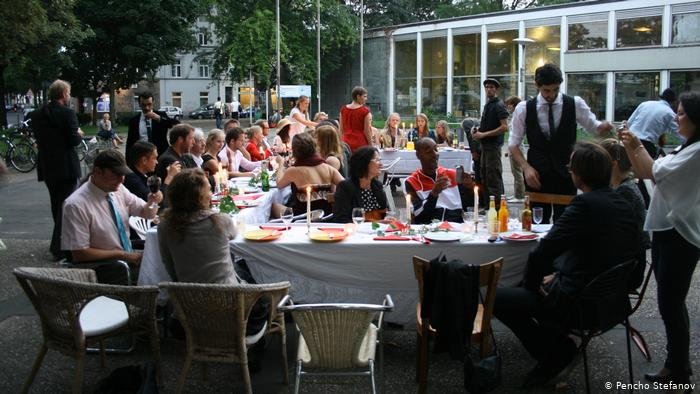 Parmi les nombreux événements organisés par Saman Haddad, ce diner en plein air dans le centre-ville de Bonn. Crédit : P. Stefanov