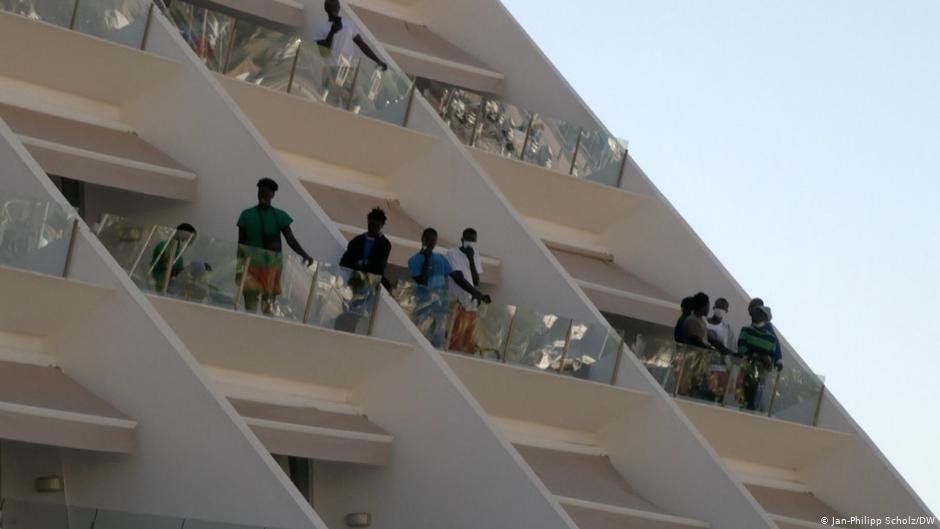 Island authorities have begun housing displaced people in vacant tourist hotels | Photo: Jan-Philipp Scholz/DW