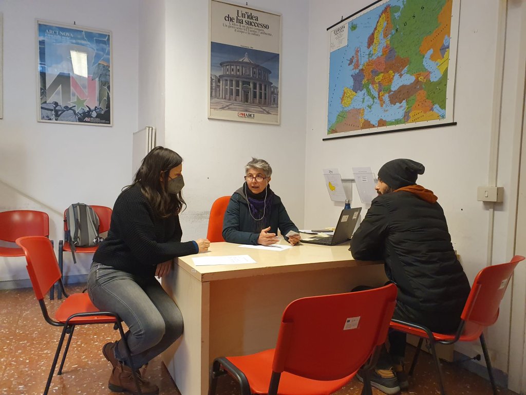 الفريق القانوني في منظمة "آرتشي" أثناء تقديم مشورة قانونية لطالب لجوء، 17 شباط/فبراير 2023. مهاجر نيوز