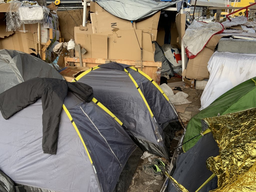 Sur le campement, des sortes de cabanes font penser à des bidonvilles. Crédit : InfoMigrants