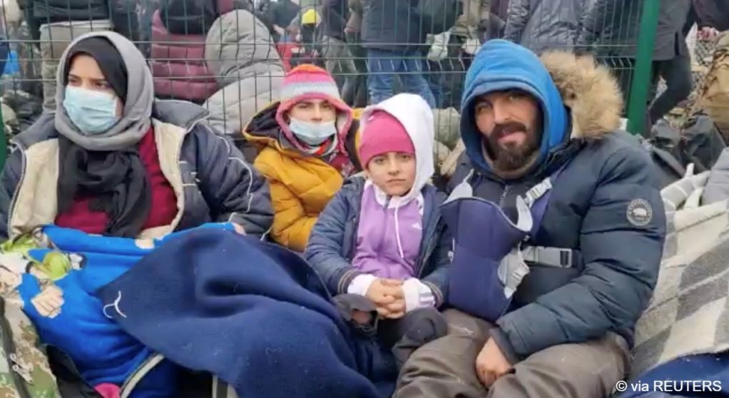 تامان يجلس مع عائلته بالقرب من الحدود البولندية البيلاروسية | الصورة: حصلت عليها رويترز من مواقع التواصل الاجتماعي