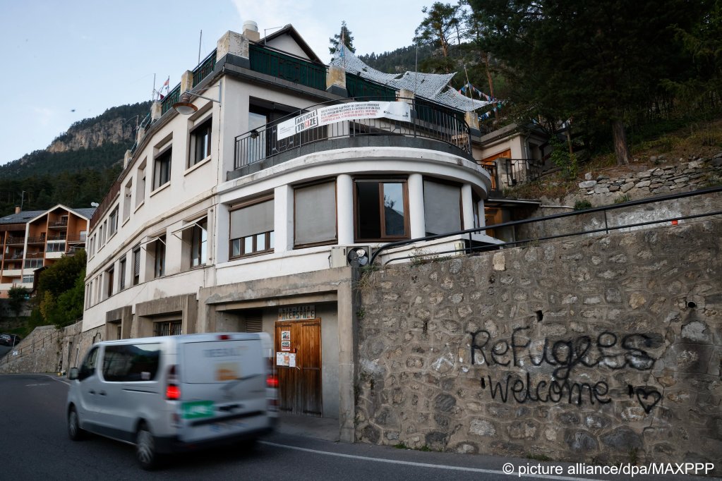 One of the buildings occupied by pro-migrant organizations offering refuge for those who arrived over the border from Italy into France | Photo: Pennant Franck / picture alliance / dpa / MAXppp