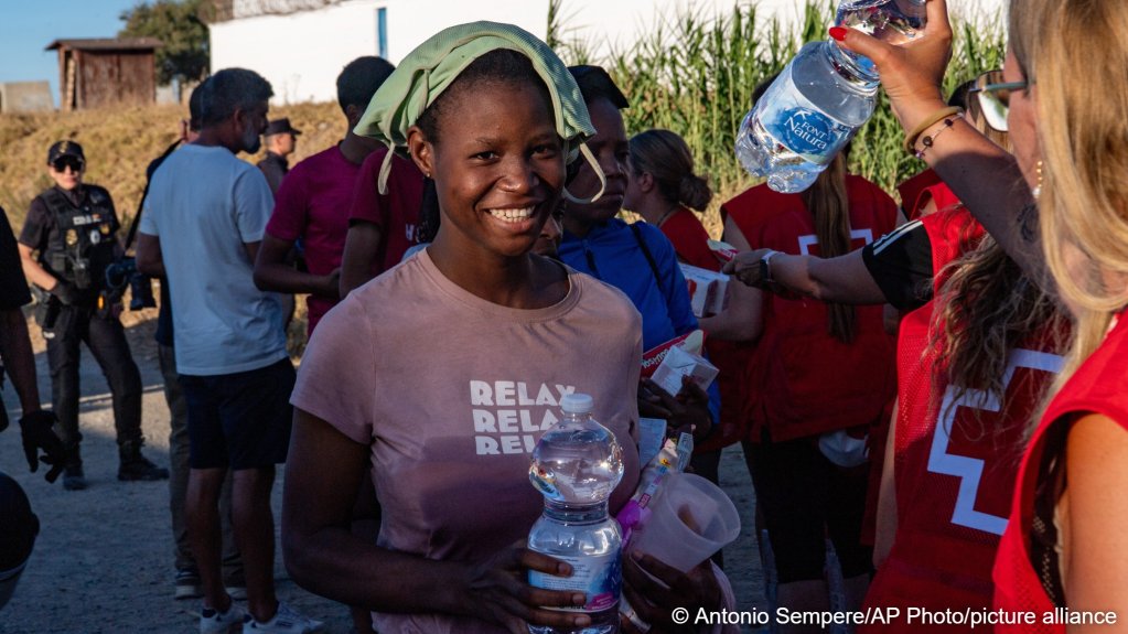 For some of those still in the territory on August 3, there were food and water distribution on the beach from the Spanish Red Cross and a local NGO | Photo. Antonio Sempere / AP Photo