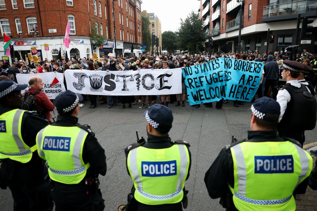 تجمع المتظاهرون المناهضون للاحتجاج بجانب خط الشرطة الذي يفصلهم عن مظاهرة مناهضة للهجرة أمام فندق باربيكان ثيسل في لندن، بريطانيا، 2 أغسطس 2025. رويترز/توبي ميلفيل