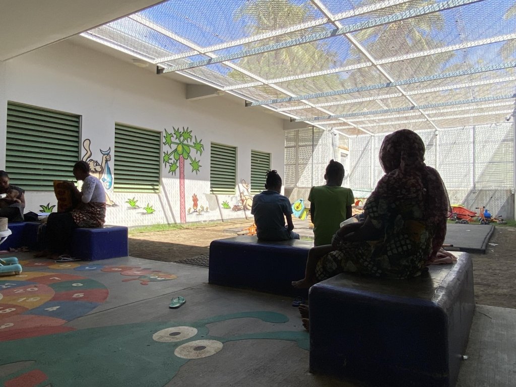 © Pierre Olivier / RFI | La zone de rétention dans le centre de Mayotte. C'est ici que restent les familles avant d'être expulsées. 