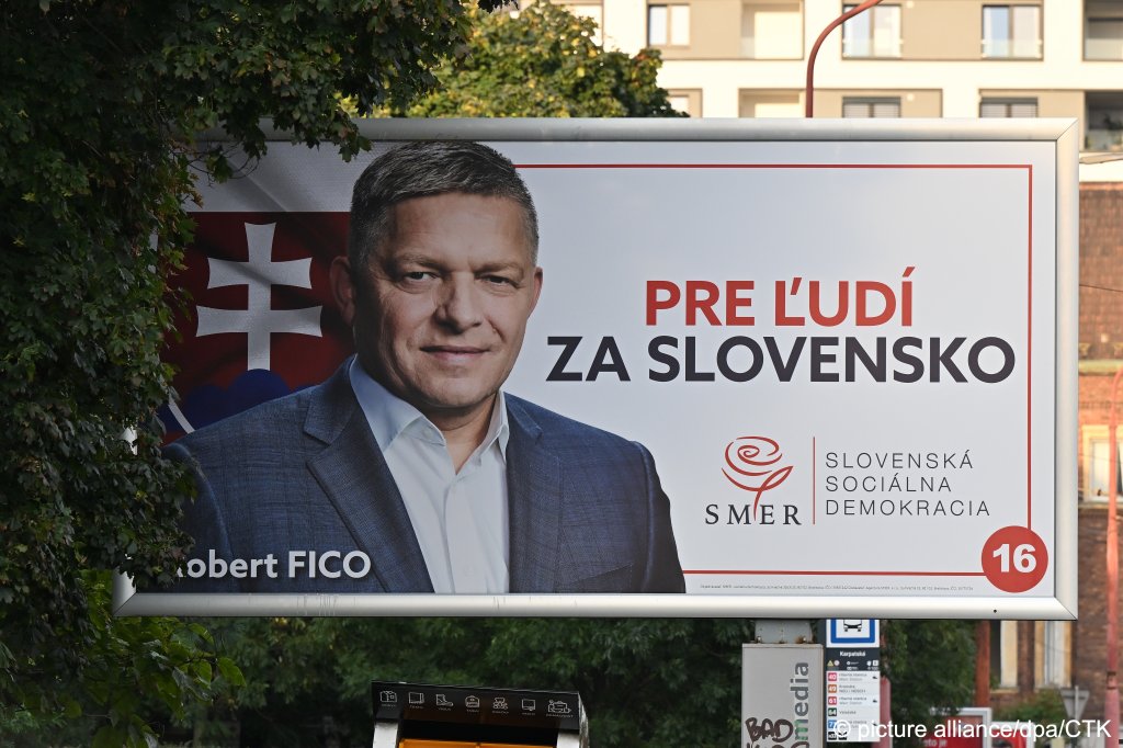 Zo súboru: Volebný plagát na bilborde v Bratislave s fotografiou šéfa strany SMER Roberta Fica z 13. septembra 2023 |  Foto: Václav Šálek/ČTK/Image-Alliance