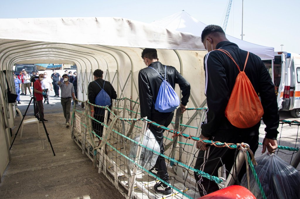Les premières personnes qui descendent du bateau sont les cas médicaux et les mineurs non accompagnés. Crédit : Anthony Jean / SOS Méditerranée