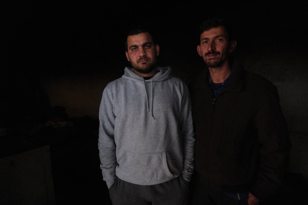 Abdullah (à droite) et Gholestan vivent dans le squat de Krajina Metal, à Bihac. "Ici tout le monde souffre de problèmes de santé, de blessures et même de dépression", assurent les deux jeunes Afghans. Crédit : Kemal Softic pour InfoMigrants.