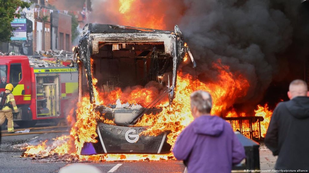 A bus was set alight by anti-immigration protesters in Belfast | Photo: Peter Morrison/AP Photo/dpa/picture alliance
