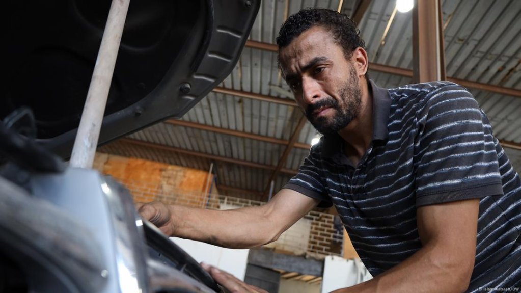 For Syrian refugee Omar al-Awadah moving back is no option as his new home and his successful car repair shop are in Libya | Photo: Islam Alatrash / DW