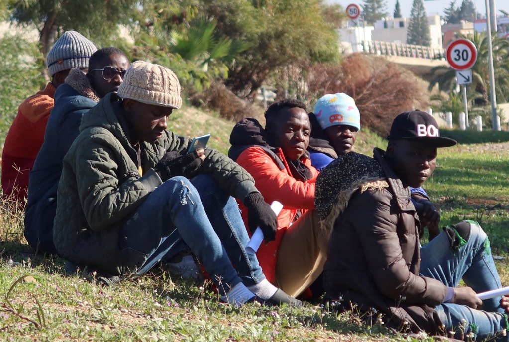 Des Ivoiriens patientent devant l'ambassade ivoirienne de Tunis pour demander à rentrer dans leur pays. Crédit : Reuters