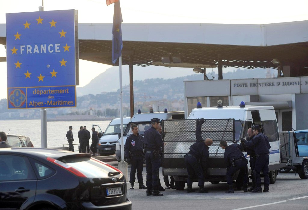From file: French police deployed at the Ponte San Ludovico border crossing, between Mentone and Ventimiglia | Photo: Luca Zennaro / ANSA