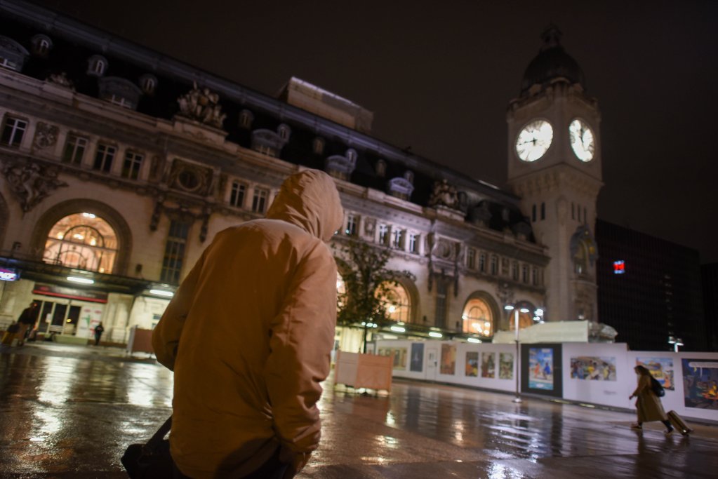 Alvin, a 17-year-old Guinean, sleeps alone near Gare de Lyon.
/p
pPhoto: Mehdi Chebil