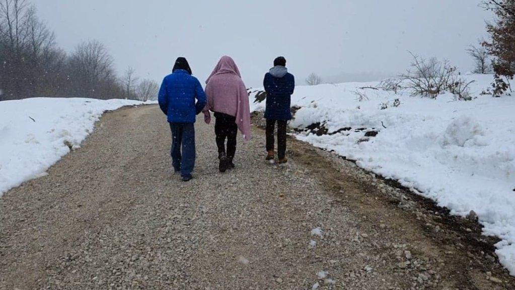 احمد فهیم، محمد آصف و شمریز، سه مهاجر پاکستانی در هوای سرد زمستان به سوی کمپ لیپا  گام می‌بردارند. عکس از مهاجر نیوز