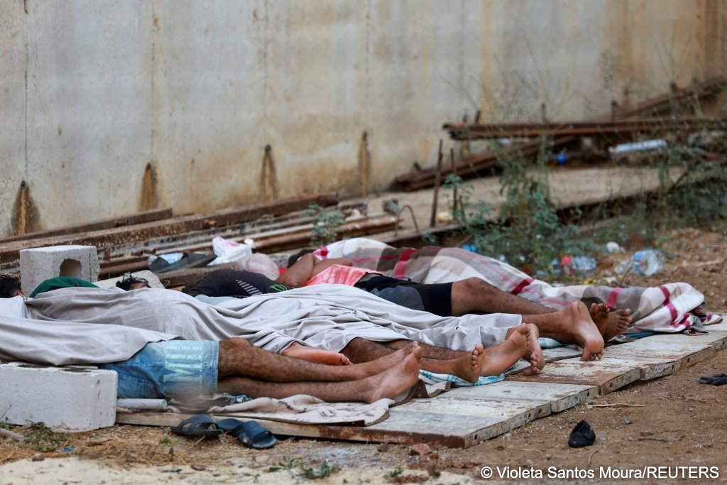 Migrants sleep in a construction site amid recent mass crossings from Morocco into the Spanish territory of Ceuta by land and sea, in Ceuta, Spain, August 7, 2026 | Photo: Violeta Santos Moura/ Reuters