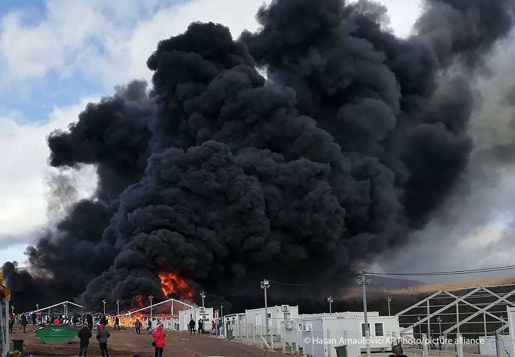Smoke rises from a fire at migrant camp Lipa, Wednesday, Dec 23, 2020, near Bihac in western Bosnia | Photo: Picture-alliance/AP Photo/Hasan Arnautovic