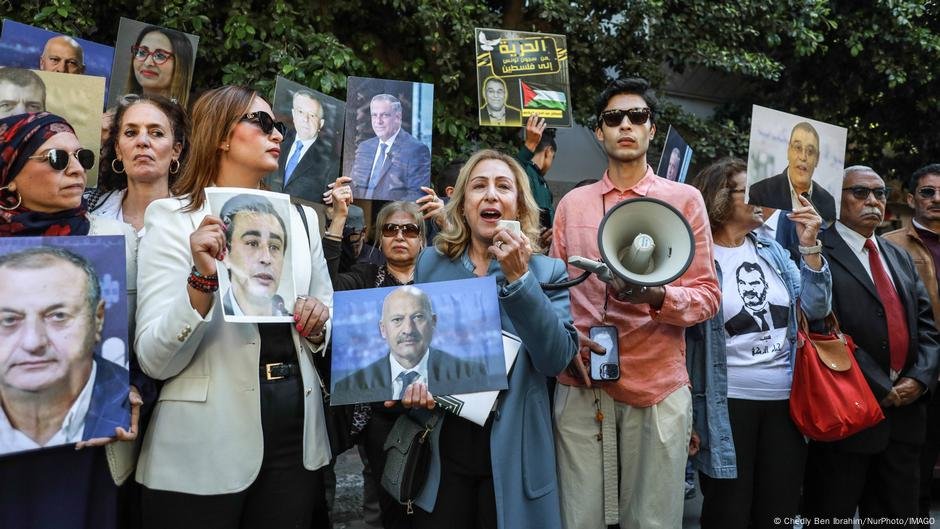 Supporters of the Tunisian political opposition members, on trial en masse for alleged "conspiracy," have regularly demonstrated against what they say are politically motivated charges | Photo: Chedly Ben Ibrahim/NurPhoto/IMAGO
