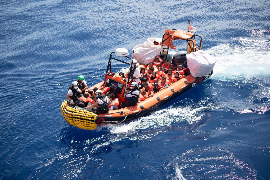 بعض المهاجرين الذين أنقذتهم جيو بارنتس في البحر الأبيض المتوسط في 22 أغسطس 2022 