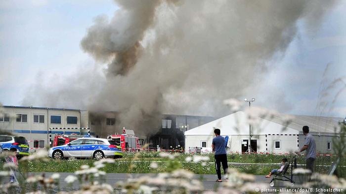 There have been numerous arson attacks on refugee shelters across Germany in the past | COPYRIGHT: Picture alliance / dpa / B. Schoelzchen