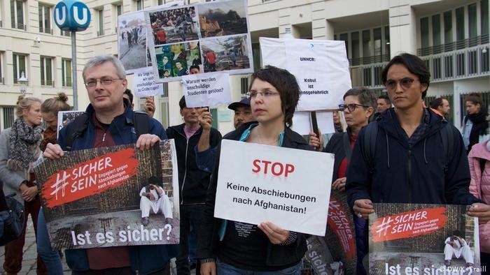 Des manifestants dénoncent les expulsions vers l’Afghanistan devant le ministère autrichien des Affaires étrangères. Crédit : DW