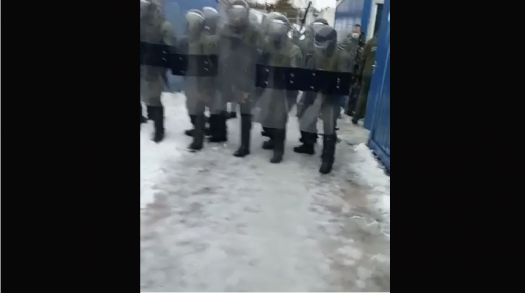 پلیس لیتوانیا در اردوگاه پابراده، مرکز بازداشت مهاجران. عکس: حق کاپی محفوظ است. 