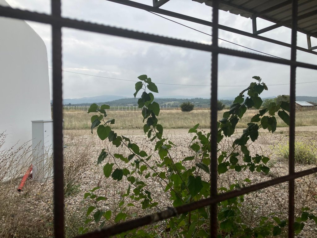 On the other side of the fences surrounding the closed transit center in Vinojug lies the border zone. Greece is only a few hundred meters away. Gevgelija, October 2025 | Photo: InfoMigrants