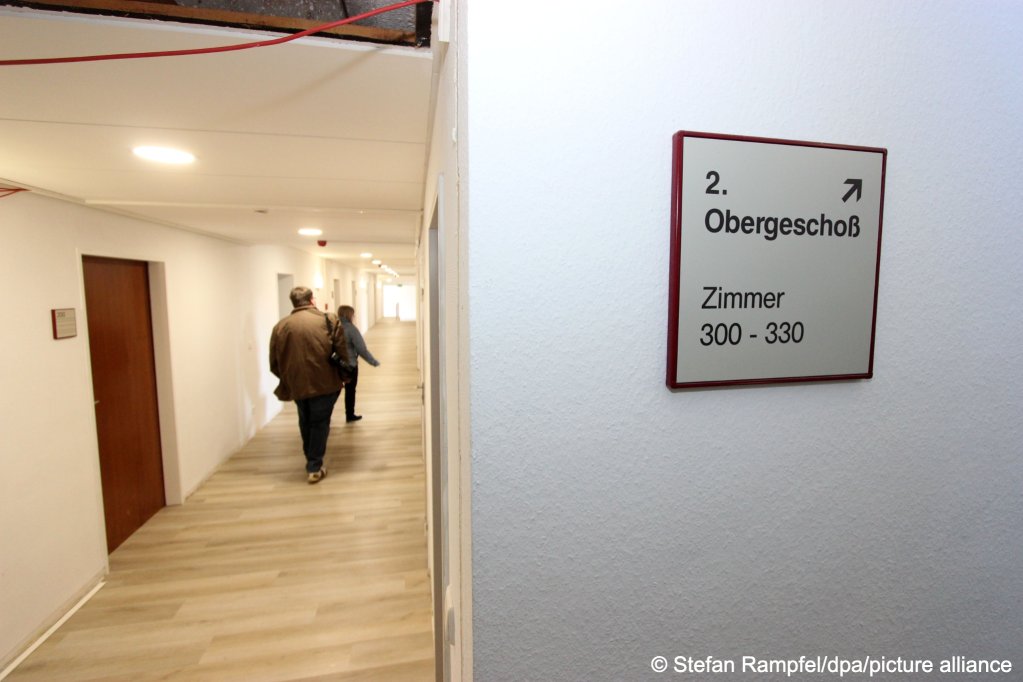 File photo used as illustration: The residents complain about security patrols along the corridors at 10 pm every night, which restricts their freedom of movement, the authorities say this is a fire prevention measure  | Photo: Stefan Rampfel / dpa / picture alliance