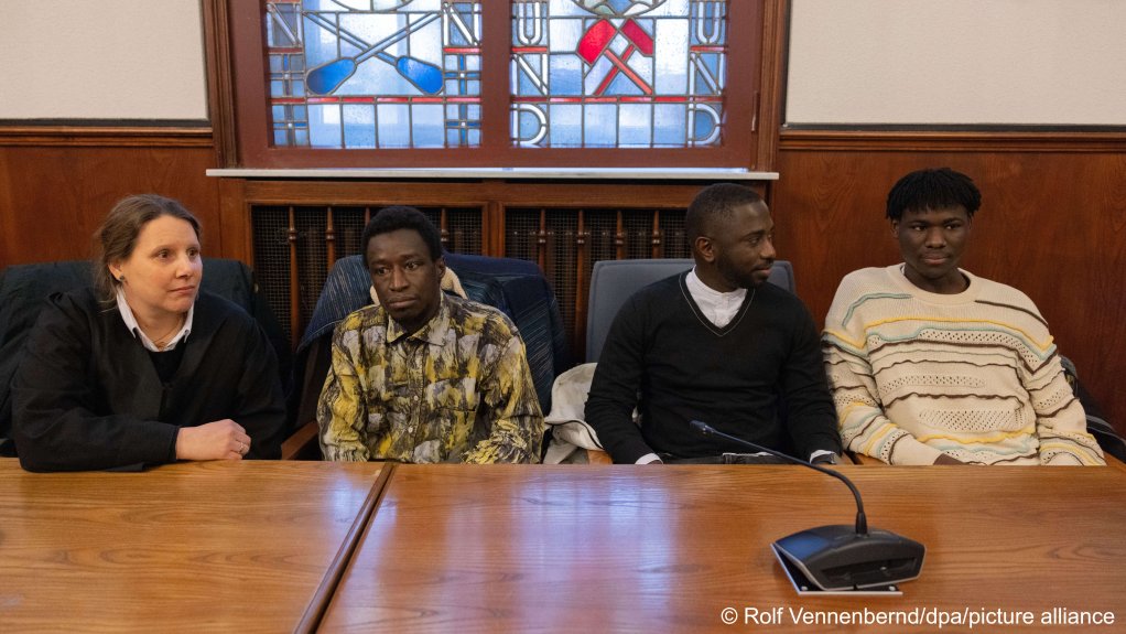 Lisa Grüter (L), Sidy Dramé (2-L), and Lassana Dramé (R), in the courtroom, December 12, 2024 | Photo: Rolf Vennenbernd / picture alliance
