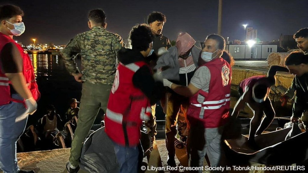 Red Crescent volunteers helped people rescued from a boat that had been stranded at sea for over a week  after a rescue operation in Tobruk, eastern Libya | Photo: Reuters