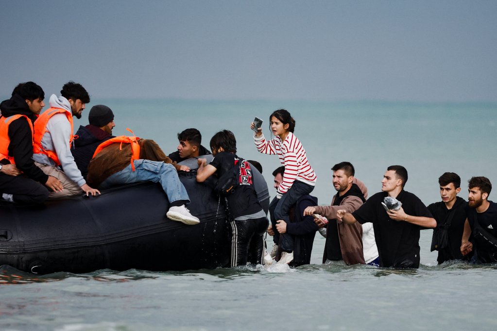 Des migrants montent dans un canot depuis une plage française, le 4 septembre 2024. Crédit : Reuters