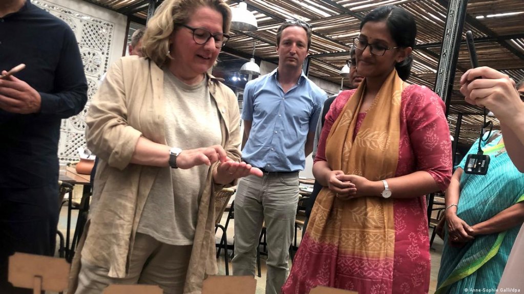 Development Minister Svenja Schulze (left) was shown various types of millet in the Indian capital New Dehli | Photo: Anne-Sophie Galli/dpa