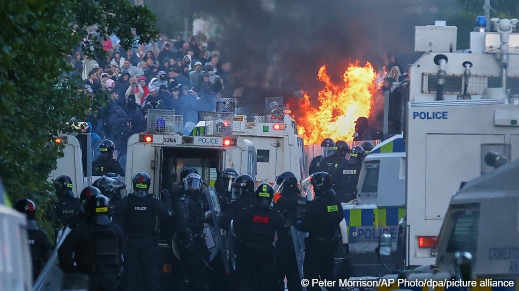 The violent scenes in Northern Ireland this week were reminiscent of decades of clashes between Loyalists and Republicans in the 20th century | Photo: Peter Morrison/AP Photo/dpa/picture-alliance