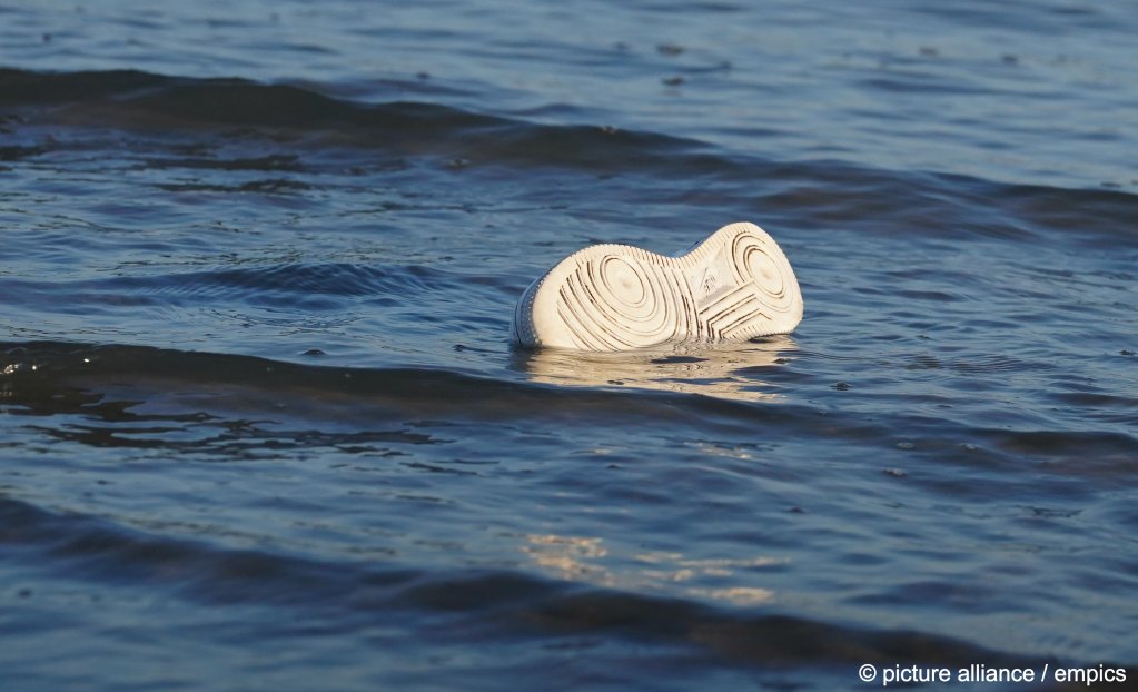 A migrant's shoe lies at the edge of the beach in the waves after dozens boarded a boat to cross the Channel towards the UK | Photo: Gareth Fuller / picture alliance / empics