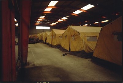 في مخيم سانغات ، الذي أغلق في نوفمبر 2002 ، اصطفت الخيام التي تم ترتيبها للترحيب بالمهاجرين. المصدر: جيستي