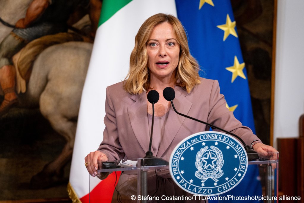 Il Primo Ministro italiano Giorgia Meloni ha confermato che il suo governo sta preparando una lettera per mettere in discussione il modo in cui il diritto europeo e le convenzioni sui diritti umani stanno realmente affrontando le sfide legate alla gestione della "moderna immigrazione irregolare" | Foto: Stefano Costantino TTL / Avalon