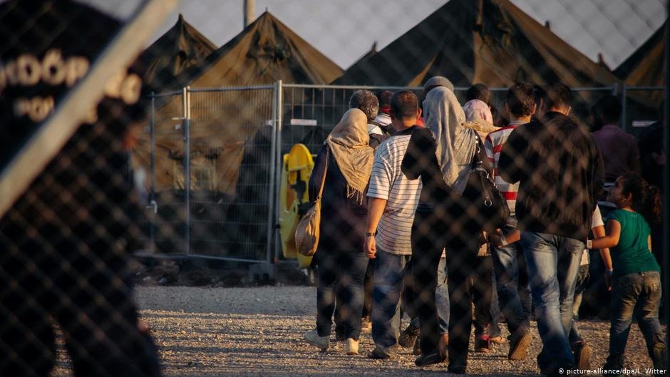 Migrants who have crossed the Serbian-Hungarian border are taken by bus to a camp guarded by police | Photo: Picture-alliance/dpa/L.Witter