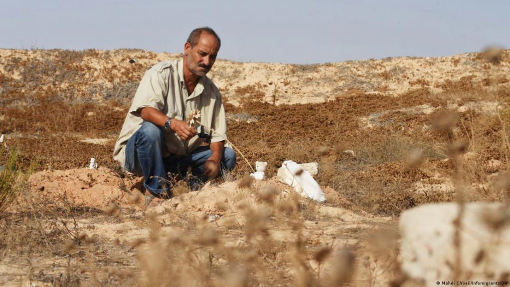 The 'cemetery of strangers' in Zarzis is in the middle of a wasteland | Photo: Mahdi Chbeil/Infomigrants/DW
