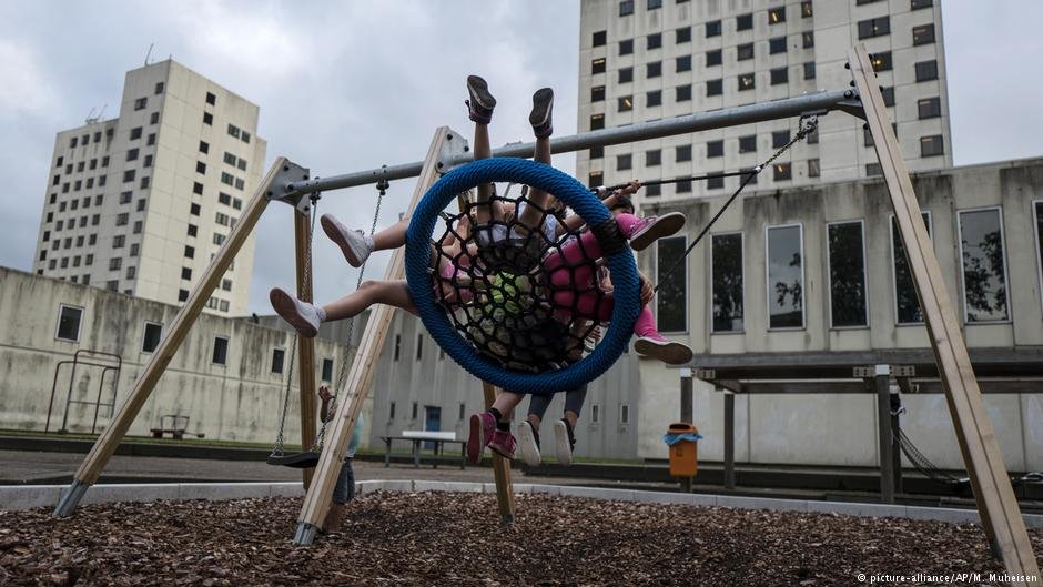 File photo: A group of Syrian refugee girls playing on a swing in the Netherlands. Family reunification applications fall under asylum applications | Photo: M. Muheisen/Picture Alliance/AP 