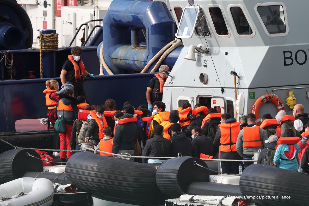 وصول مجموعة من المهاجرين إلى دوفر على متن سفينة حرس الحدود في 2 سبتمبر / أيلول 2020