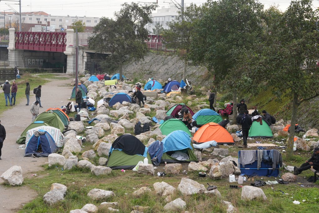 Un camp de migrants, majoritairement syriens, en plein centre-ville de Calais, en novembre 2024. Crédit : Dana Alboz/InfoMigrants