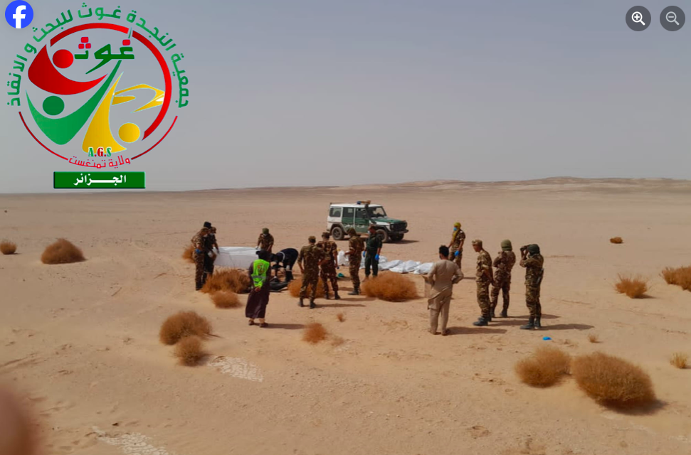 Les corps de huit personnes (ici placés dans des sacs mortuaires blancs) ont été retrouvés par une association algérienne vers Aïn Salah, dans le centre de l'Algérie, en plein désert. Crédit : capture d'écran du Facebook.