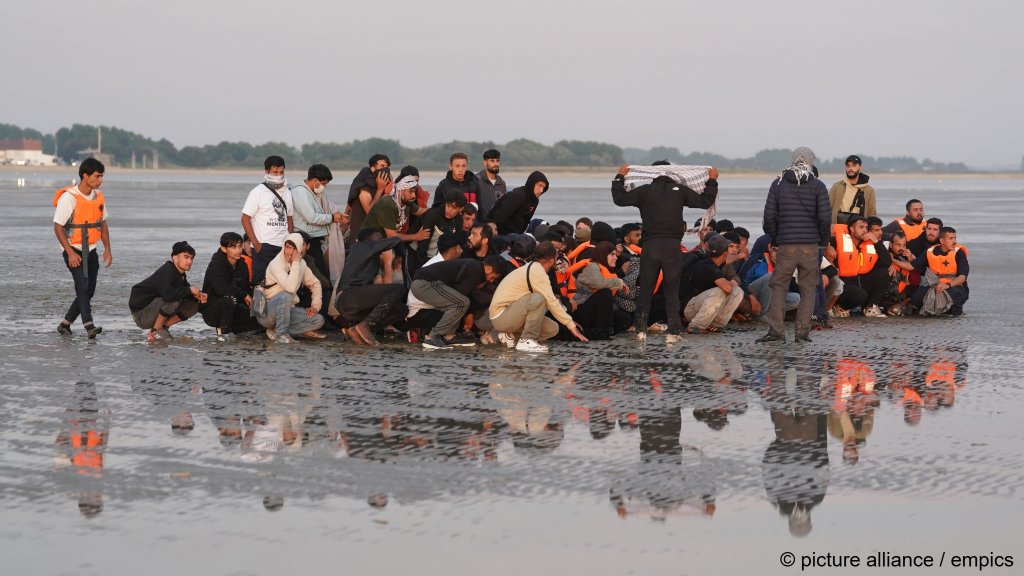 People thought to be migrants on a beach in Gravelines, France, hoping to cross the channel to the UK, on July 17, 2025 | Photo: picture alliance/empics