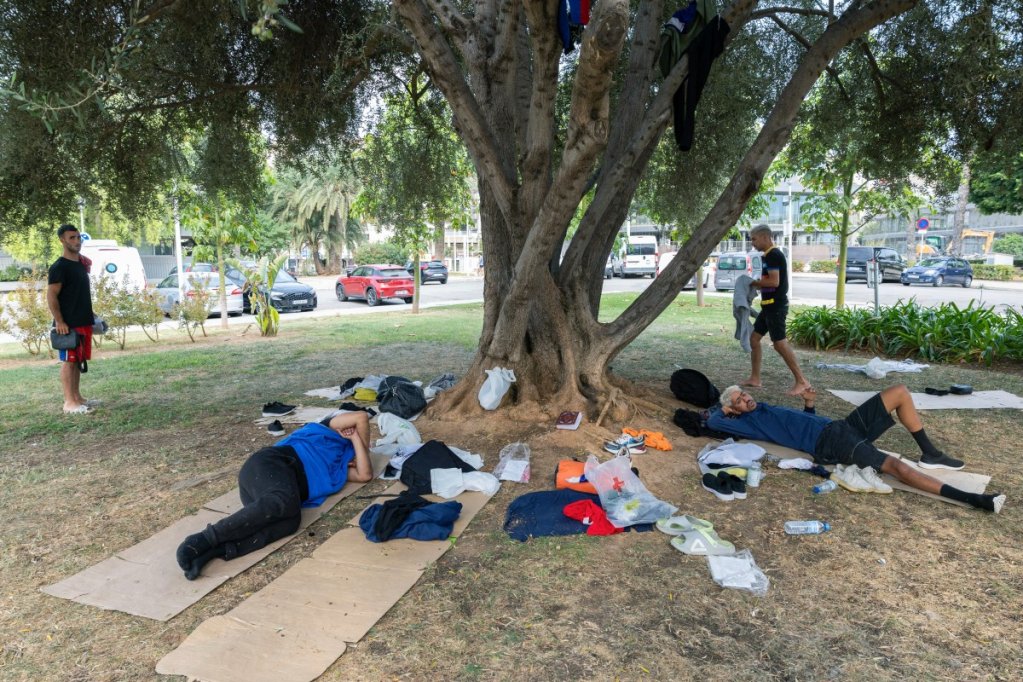 Young Algerians who arrived in the Balearic Islands, specifically in Mallorca, sleep in parks in September 2025. Photo: AFP