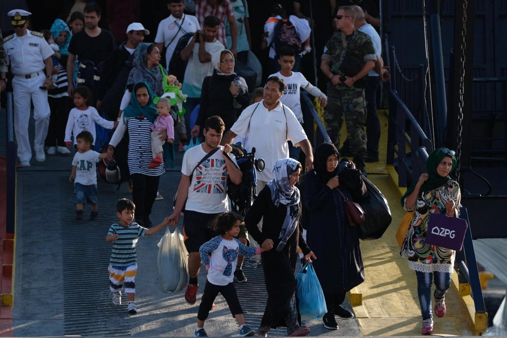 Refugees and migrants disembarking in the port of Thessaloniki after being transferred from Lesbos island | Photo: EPA/NIKOS ARVANITIDIS