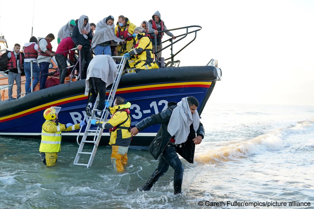 إنقاذ مهاجرين وإيصالهم إلى المملكة المتحدة بعد حادث انقلاب قارب في القناة الإنجليزية يوم 21 سبتمبر 2022 