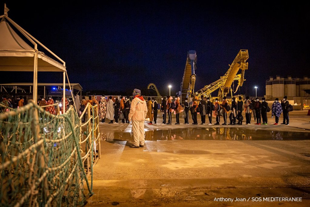 On the quayside in the port of Augusta, the migrants rescued by the Ocean Viking line up to be taken to various quarantine centers | Photo: Anthony Jean /SOS Mediterranee twitter feed @SOSMedIntl