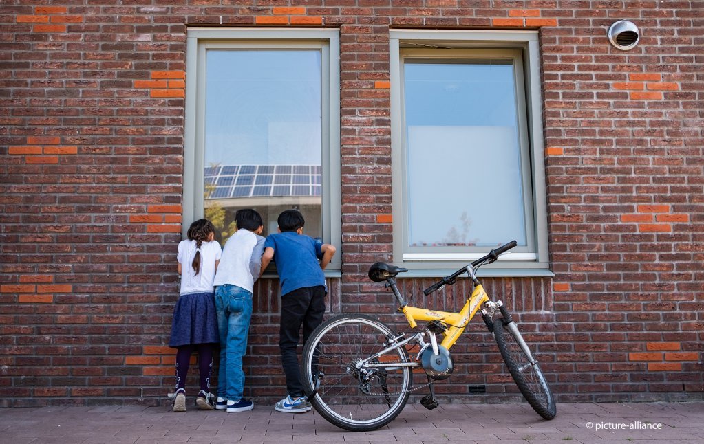 Supporters of a church asylum initiative in the Netherlands are calling on the Dutch government to grant residence permits to children of asylum seekers who have lived in the country for an extended period
