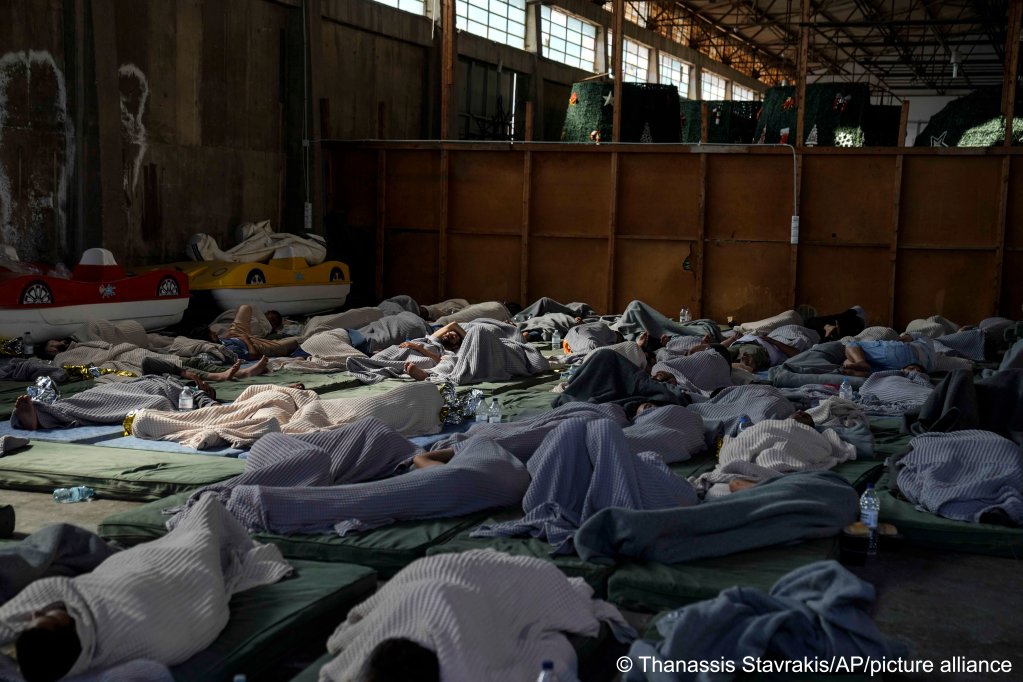 Les survivants du naufrage de Pylos ont été hébergés dans un entrepôt après l'accident, le 15 juin 2023. Crédit : Picture alliance