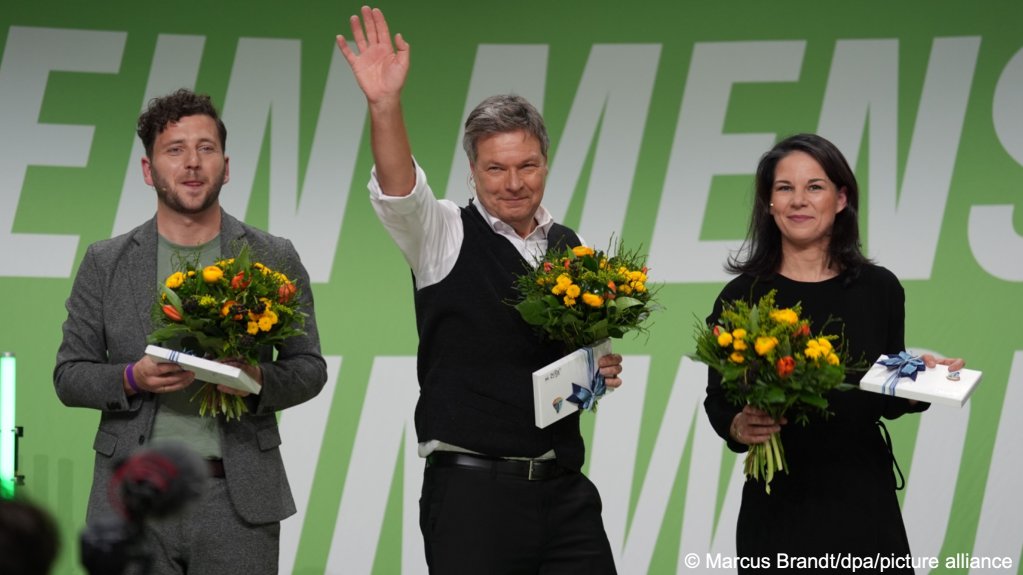 File photo: Greens leader Robert Habeck (center), stands with German Foreign Minister Annalena Baerbock (R) and Felix Banaszak, (L) party co-chair, as they launch their election campaign | Photo: Marcus Brandt / picture alliance / dpa