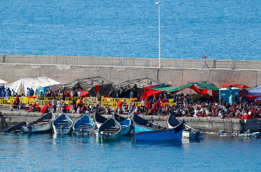 Thousands of Migrants from Subsaharan countries try to cross the Mediterranian and Atlantic waters often on rudimentary boats like those in this picture | Photo: Reuters
